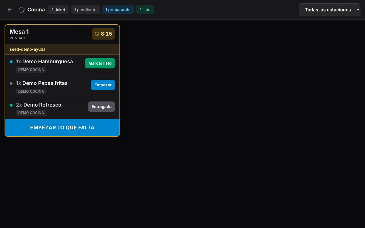Pantalla KDS oscura con grid de tickets y contadores arriba